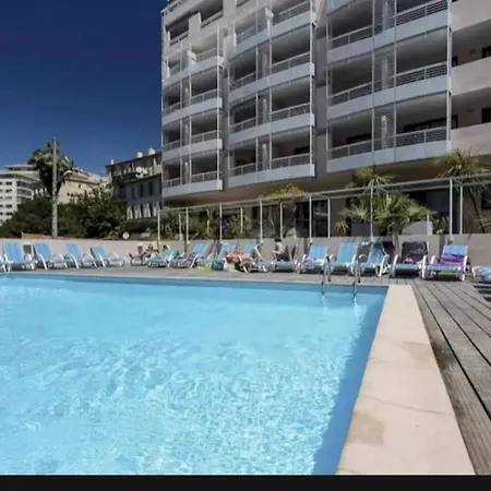 Contemporain Avec Piscine Proche De La